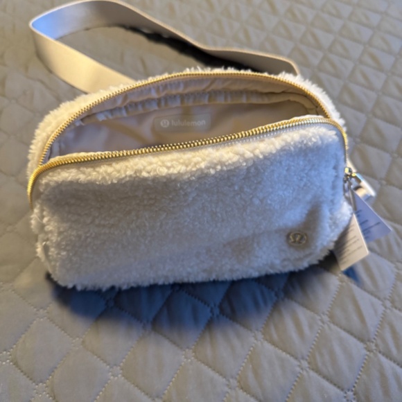 Lululemon Everywhere Belt Bag Large - White Fleece with Gold Accents - Picture 3 of 6